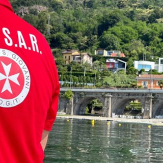 Lago Maggiore, cinque giovani stranieri in difficoltà mentre nuotano nel lago: soccorsi