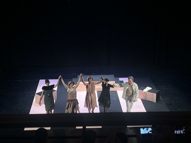 Teatro Sociale tutto esaurito: “Streghe da marciapiede” incanta e scuote Busto Arsizio