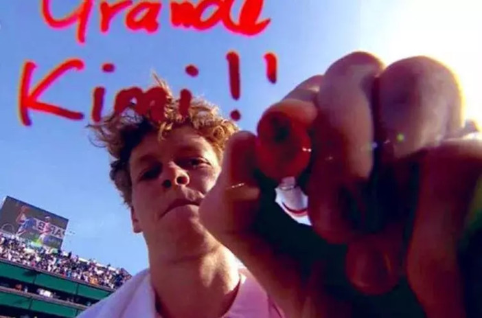 Jannik Sinner scrive sulla telecamera dopo il trionfo a Indian Wells: «Grande Kimi»