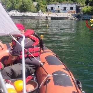 Ritrovato a 220 metri di profondità il corpo del turista tedesco annegato nel lago di Como: ancora senza esito le ricerche a Caldè