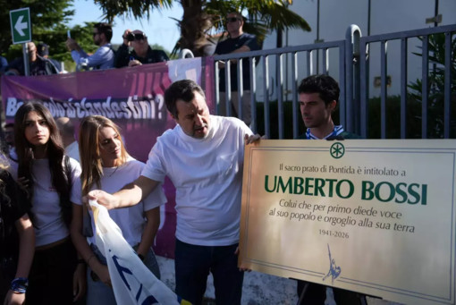 Salvini a Pontida: «Basta divisioni, congresso straordinario a ottobre». E la Lega intitola il pratone a Bossi Salvini a Pontida: «Basta divisioni, congresso straordinario a ottobre». E la Lega intitola il pratone a Bossi