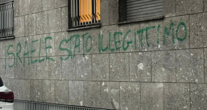 Una delle scritte apparse nelle scorse ore a Busto