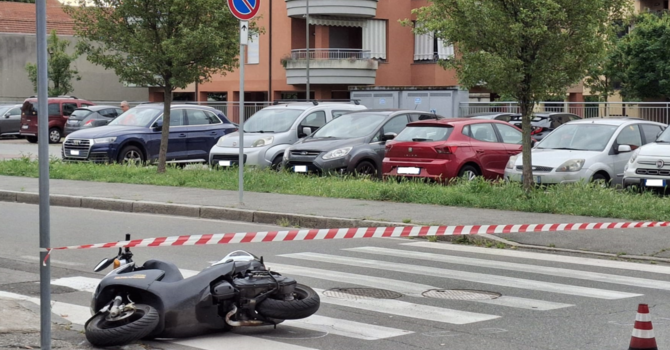 FOTO. Busto: 15enne in scooter centrata da un’auto in uscita dallo stop