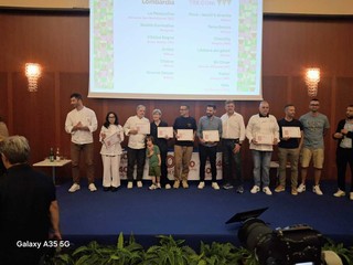 Lucia Sapia ha ricevuto il premio alla stazione Marittima di Napoli Lucia Sapia ha ricevuto il premio alla stazione Marittima di Napoli