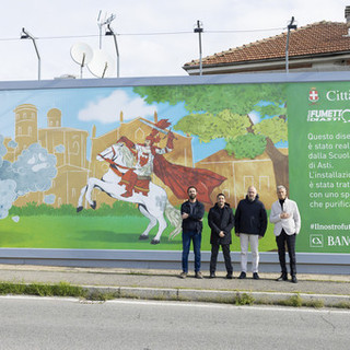 Nell'immagine, da sinistra a destra: Marco Avoletta (Scuola del Fumetto), l'assessore Paride Candelaresi, il sindaco Maurizio Rasero e il presidente di Banca di Asti Giorgio Galvagno di fronte al pannello