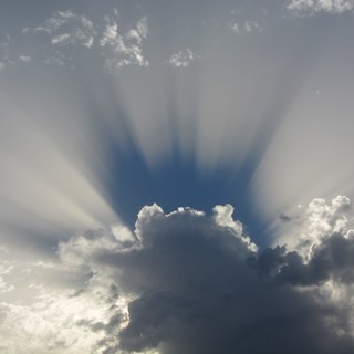 Temporali possibili nella seconda parte della giornata. Domani il vento riporta il sole