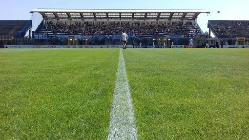 Nella foto di Daniele Belosio la promozione della Pro davanti agli spalti pieni sette anni fa