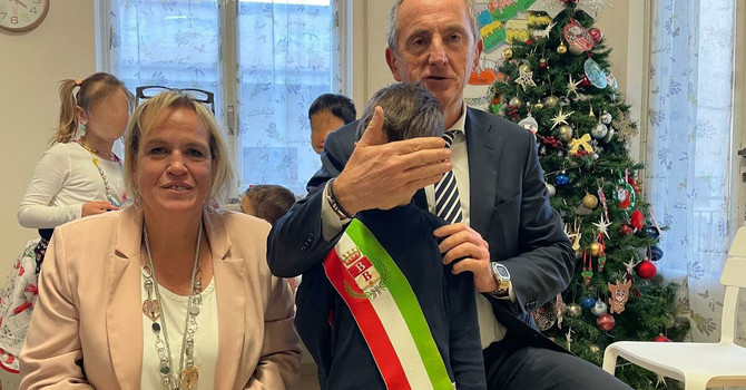 Un bimbo si è impossessato della fascia tricolore del sindaco Un bimbo si è impossessato della fascia tricolore del sindaco