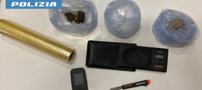 Smantellato un market della droga nei boschi: due arresti