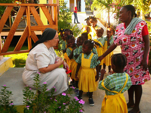 Suor Marcella Catozza con i bambini ad Haiti in una foto di archivio