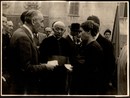 Il generale Raffaele Cadorna consegna la medaglia al valore ai genitori del partigiano Silvio Giorgetti, caduto in un epico  scontro con le truppe nazi-fasciste il 25 aprile 1945 a San Vittore Olona