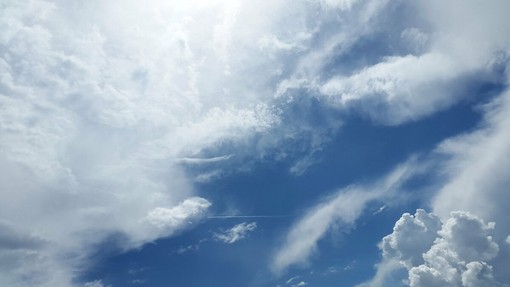 Sabato con il sole e 25 gradi, domenica di nuvole e pioggia