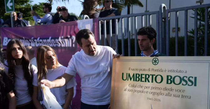 Salvini a Pontida: «Basta divisioni, congresso straordinario a ottobre». E la Lega intitola il pratone a Bossi