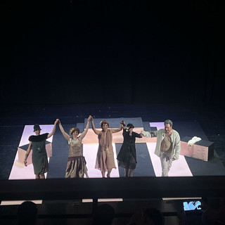 Teatro Sociale tutto esaurito: “Streghe da marciapiede” incanta e scuote Busto Arsizio