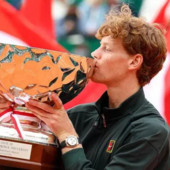 Jannik Sinner bacia il trofeo in argento del Masters 1000 di Montecarlo (foto Afp) Jannik Sinner bacia il trofeo in argento del Masters 1000 di Montecarlo (foto Afp)