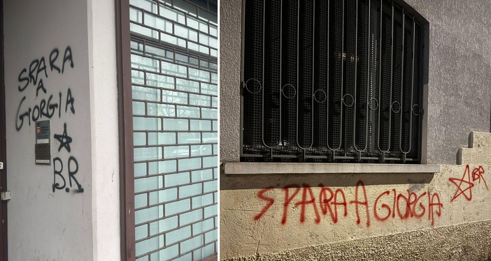 La scritta minacciosa sulle sedi di Pd (a sinistra) e Lega di Busto La scritta minacciosa sulle sedi di Pd (a sinistra) e Lega di Busto