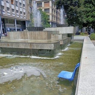 IL RACCONTO.  Metti una sedia nella fontana: sogno (o incubo) di una giornata di mezz'estate a Busto Beach