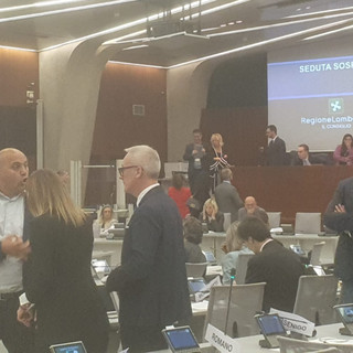 VIDEO. Bagarre al Pirellone sugli scontri a Milano: Consiglio regionale sospeso