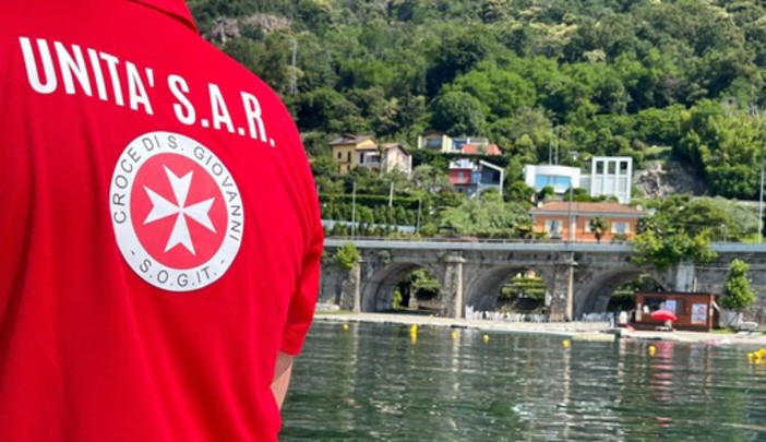 Lago Maggiore, cinque giovani stranieri in difficoltà mentre nuotano nel lago: soccorsi