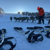 Nel silenzio della montagna si preparano le attrezzature per lo sci da seduti