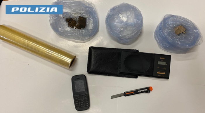 Smantellato un market della droga nei boschi: due arresti Smantellato un market della droga nei boschi: due arresti