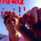 Jannik Sinner scrive sulla telecamera dopo il trionfo a Indian Wells: «Grande Kimi»