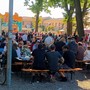 La folla festosa ieri sera e Mario Cislaghi