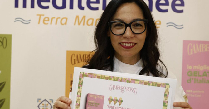 Lucia Sapia ha ricevuto il premio alla stazione Marittima di Napoli Lucia Sapia ha ricevuto il premio alla stazione Marittima di Napoli