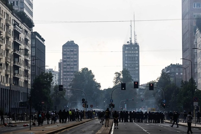 Scontri al corteo a Milano, cinque arresti: due sono minorenni Scontri al corteo a Milano, cinque arresti: due sono minorenni