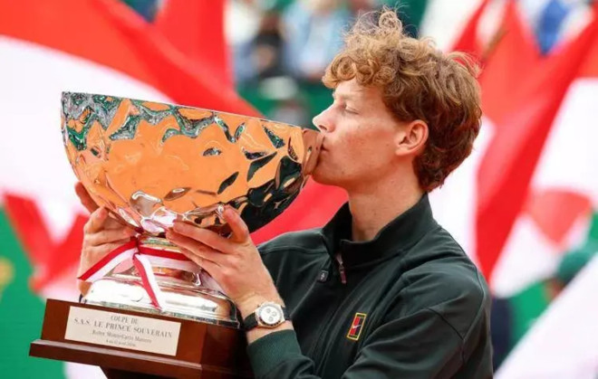 Jannik Sinner bacia il trofeo in argento del Masters 1000 di Montecarlo (foto Afp) Jannik Sinner bacia il trofeo in argento del Masters 1000 di Montecarlo (foto Afp)