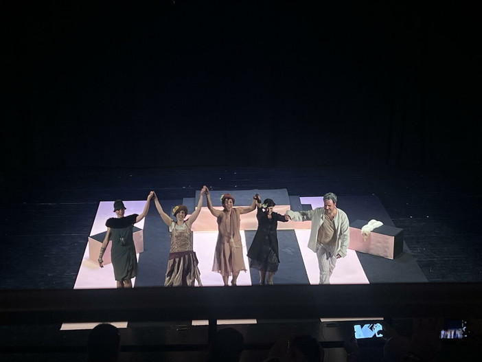 Teatro Sociale tutto esaurito: “Streghe da marciapiede” incanta e scuote Busto Arsizio