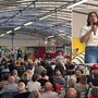 Bagno di folla a Varese per Schlein. Le sue cinque priorità e la condanna per le svastiche: «Delinquenti»
