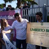 Salvini a Pontida: «Basta divisioni, congresso straordinario a ottobre». E la Lega intitola il pratone a Bossi