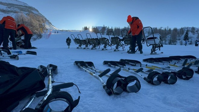 Nel silenzio della montagna si preparano le attrezzature per lo sci da seduti Nel silenzio della montagna si preparano le attrezzature per lo sci da seduti