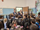Il sindaco tra i bambini, con ilo consigliere Orsi
