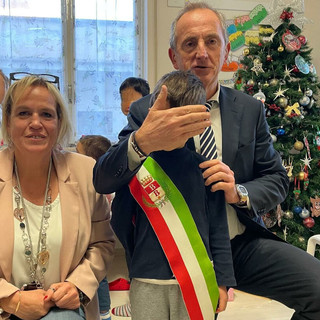 Un bimbo si è impossessato della fascia tricolore del sindaco