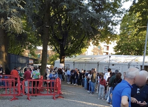 LA FOTO. San Giuseppe chiama Busto: ed è subito coda