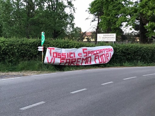 Gornate, striscione contro gli spacciatori, Bianchi (Lega): «Cittadini esasperati»