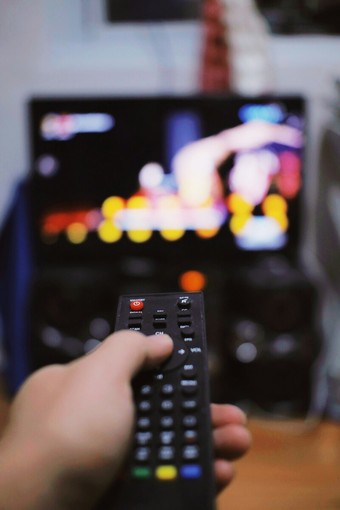 Prima serata: perché resta uno degli appuntamenti più importanti della televisione Prima serata: perché resta uno degli appuntamenti più importanti della televisione