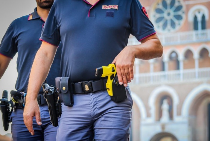 Tensione nel parcheggio di un supermercato di viale Pirandello, arrestato un giovane
