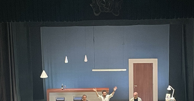 Tra risate e verità: il Teatro Manzoni chiude una stagione da record e sorprende con “Le nostre donne”