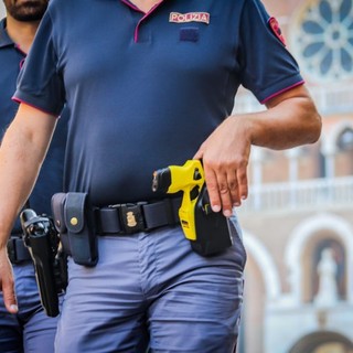 Tensione nel parcheggio di un supermercato di viale Pirandello, arrestato un giovane