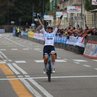 Elisa Longo Borghini esultante in via Sacco nel 2022: la sua rimane l'univa vittoria italiana alla Tre Valli Varesine Women's Race