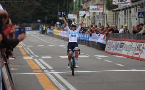 Elisa Longo Borghini esultante in via Sacco nel 2022: la sua rimane l'univa vittoria italiana alla Tre Valli Varesine Women's Race