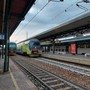 «Treni per Milano, servizio dimezzato ma abbonamenti a tempo pieno: rimborsate ai pendolari gli abbonamenti di giugno»