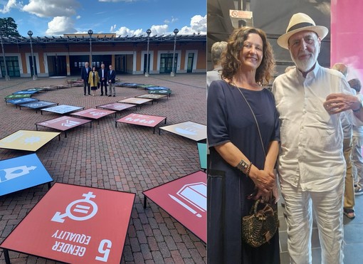 Al Museo del Tessile è stato esposto il “Terzo Paradiso”. Di fianco, il maestro con l’assessore Maffioli
