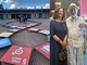 Al Museo del Tessile è stato esposto il “Terzo Paradiso”. Di fianco, il maestro con l’assessore Maffioli