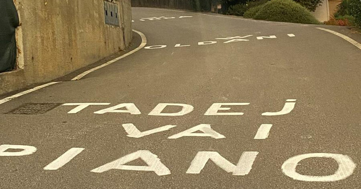 Ciclismo puro: una mano benevola chiede a Pogacar di non farli morire tutti sulla salita delle Cinque Piante che da Oltrona condurrà a Barasso. Più avanti qualcuno inneggia anche Renzo Oldani, patron della Binda