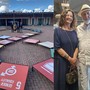 Al Museo del Tessile è stato esposto il “Terzo Paradiso”. Di fianco, il maestro con l’assessore Maffioli