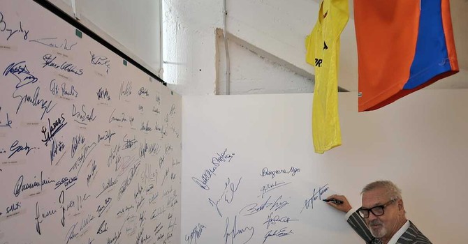 La firma di Tacconi al Pro Patria Museum. Poi le risate con gli ex compagni biancoblù
